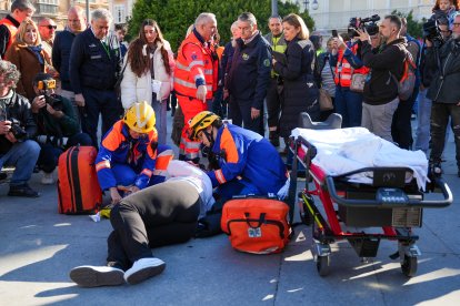 El consejero de Sanidad, Presidencia y Emergencias, Antonio Sanz (4i), observa un rescate sanitario dentro del simulacro de emergencias.