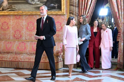Doña Letizia y Doña Sofía, las dos del mismo tono de rosa.
