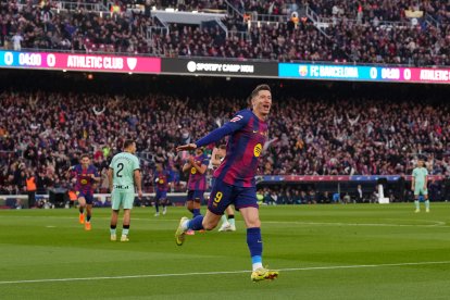 BARCELONA, SPAIN - NOVEMBER 22: Robert Lewandowski of FC Barcelona celebrates scoring his team's first goal during the LaLiga EA Sports match between FC Barcelona and Athletic Club at Spotify Camp Nou on November 22, 2025 in Barcelona, Spain. (Photo by Alex Caparros/Getty Images)