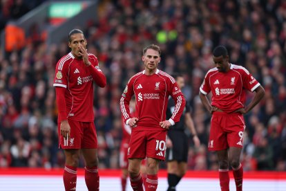 LIVERPOOL, ENGLAND - NOVEMBER 22: Virgil van Dijk, Alexis Mac Allister and Alexander Isak of Liverpool look dejected during the Premier League match between Liverpool and Nottingham Forest at Anfield on November 22, 2025 in Liverpool, England. (Photo by Molly Darlington/Getty Images)