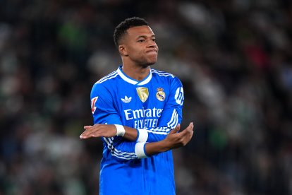 ELCHE, SPAIN - NOVEMBER 23: Kylian Mbappe of Real Madrid reacts during the LaLiga EA Sports match between Elche CF and Real Madrid CF at Estadio Manuel Martinez Valero on November 23, 2025 in Elche, Spain. (Photo by Angel Martinez/Getty Images)