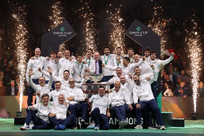 BOLOGNA, ITALY - NOVEMBER 23: Simone Bolelli, Andrea Vavassori, Matteo Berrettini, Lorenzo Sonego, Flavio Cobolli and captain Filippo Volandri of Italy pose for a photo with members of the Italy coaching team after lifting the 'International Lawn Tennis Challenge Trophy' following victory in the Davis Cup Final match between Italy and Spain at BolognaFiere Exhibition Centre on November 23, 2025 in Bologna, Italy. (Photo by Clive Brunskill/Getty Images for ITF)