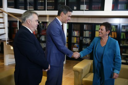 Pedro Sánchez saluda a la portavoz de Bildu en presencia de Santos Cerdán