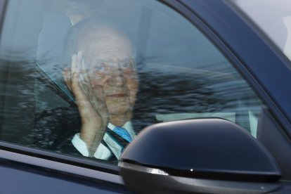 El Rey Juan Carlos llegando al aeropuerto tras el almuerzo en El Pardo