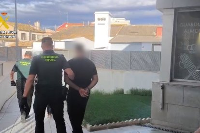 Uno de los presuntos agresores tras la detención.