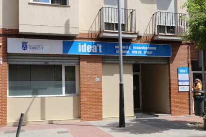 Locales de la empresa pública de Torrent IDEAT, en la calle de Valencia.