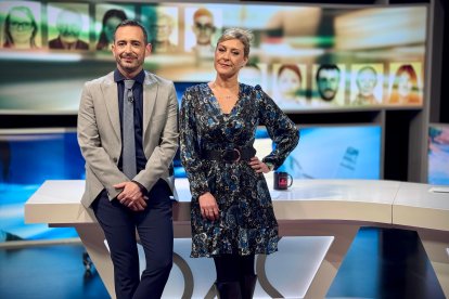 Juan Nieto i Mireia Llinares, presentadores de À Punt et busca