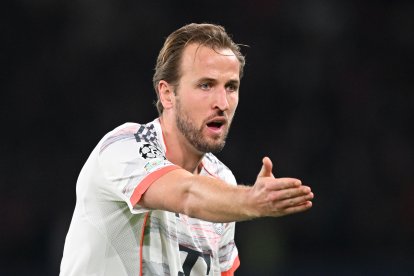 PARIS, FRANCE - NOVEMBER 04: Harry Kane of FC Bayern Munich gestures during the UEFA Champions League 2025/26 League Phase MD4 match between Paris Saint-Germain and FC Bayern München at Parc des Princes on November 04, 2025 in Paris, France. (Photo by Stuart Franklin/Getty Images)