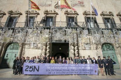 Acto institucional del Ayuntamiento de Alicante por el 25 de noviembre.
