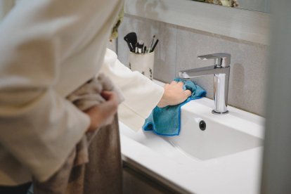 El vinagre de limpieza de Mercadona es eficaz para eliminar la cal sin dañar grifos ni superficies delicadas del baño