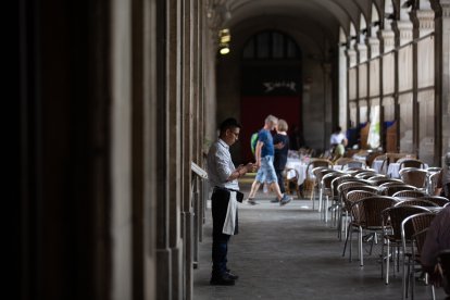 Un camarero en la plaza Real de Barcelona, a 15 de junio de 2022, en Barcelona, Catalunya (España). 
David Zorraquino / Europa Press
15 JUNIO 2022