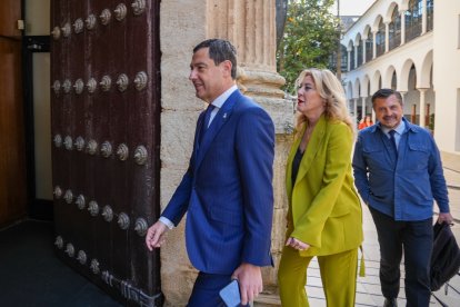 El presidente de la Junta de Andalucía, Juanma Moreno, junto a la consejera Carolina España y el portavoz del Grupo Parlamentario Popular, Toni Martín.