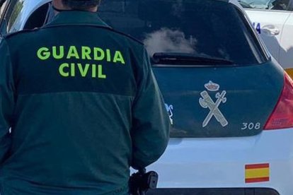 Un agente de la Guardia Civil junto a un vehículo oficial.

REMITIDA / HANDOUT por GUARDIA CIVIL
Fotografía remitida a medios de comunicación exclusivamente para ilustrar la noticia a la que hace referencia la imagen, y citando la procedencia de la imagen en la firma
11/6/2021