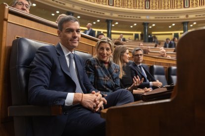 El presidente del Gobierno, Pedro Sánchez y la vicepresidenta segunda y ministra de Trabajo, Yolanda Díaz, en el Congreso.