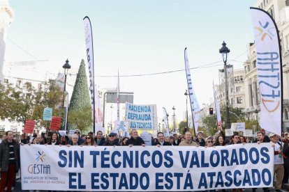 26/11/2025 Más de 2.000 técnicos se manifiestan ante el Ministerio para lograr una Administración más eficaz frente al fraude fiscal y en el control del gasto público..

El sindicato de técnicos del Ministerio de Hacienda, Gestha, calcula que la jornada de huelga convocada para este miércoles ha tenido un "amplio respaldo" de unos 4.000 trabajadores, descontados los servicios mínimos y bajas.

ECONOMIA 
GESTHA