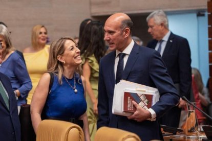 María Guardiola y el portavoz del Partido Popular, José Ángel Sánchez Juliá./ Javier Cintas