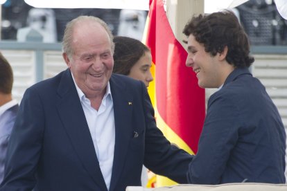 El rey Juan Carlos I comparte una escena distendida con su nieto Froilán, símbolo de una relación cercana marcada por consejos sencillos y gestos cotidianos.