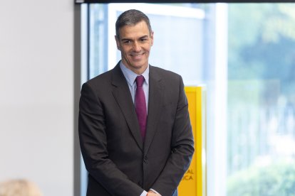 El presidente del Gobierno, Pedro Sánchez, durante la firma con los sindicatos del acuerdo alcanzado para la mejora de las condiciones laborales y salariales de los empleados públicos, a 27 de noviembre de 2025, en Madrid (España). El acuerdo elevará los salarios de los más de tres millones de funcionarios un 11% en el periodo 2025-2028. Este incremento del 11% se distribuirá en un alza del 2,5% para este año; del 1,5% para 2026, con un variable adicional del 0,5% vinculado a la evolución del IPC; del 4,5% para 2027 y del 2% para 2028, según fuentes sindicales.

Eduardo Parra / Europa Press
27/11/2025