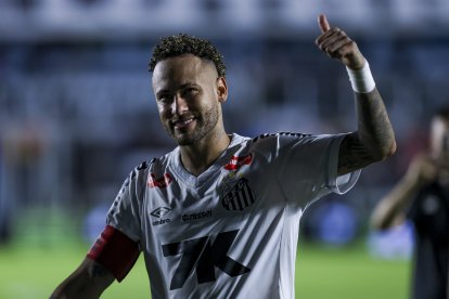 SANTOS, BRAZIL - NOVEMBER 28: Neymar Junior of Santos cheers their fans after the victory (3-0) in the Brasileirao 2025 match between Santos and Sport Recife at Vila Belmiro Stadium on November 28, 2025 in Santos, Brazil. (Photo by Ricardo Moreira/Getty Images)