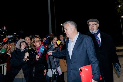 El exsecretario de organización del PSOE, Santos Cerdán, junto a su abogado Jacobo Teijelo a su salida de la prisión de Soto del Real, a 19 de noviembre de 2025.
