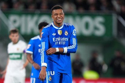 ELCHE, SPAIN - NOVEMBER 23: Kylian Mbappe of Real Madrid reacts during the LaLiga EA Sports match between Elche CF and Real Madrid CF at Estadio Manuel Martinez Valero on November 23, 2025 in Elche, Spain. (Photo by Angel Martinez/Getty Images)
