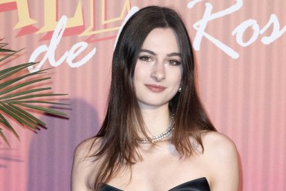 Eulalia de Orleans-Borbón, con un elegante vestido negro y joyas clásicas, confirmó su dominio del estilo sofisticado en la antesala del Baile de Debutantes de París.