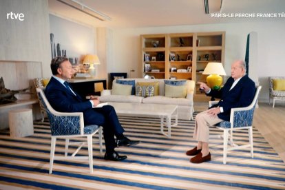 El rey Juan Carlos I conversa con el periodista francés Stéphane Bern en Abu Dabi, en una entrevista emitida por France 3 y disponible en español a través de RTVE.