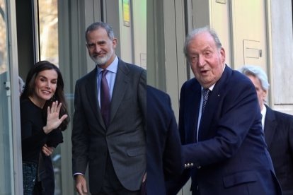 Los Reyes Felipe y Letizia, con Don Juan Carlos, en el cumoleaños de la Infanta Elena.

LOS REYES, DOÑA LETIZIA Y DON FELIPE, Y DON JUAN CARLOS I EN EL 60 CUMPLEAÑOS DE LA INFANTA ELENA

Europa Press Reportajes / Europa Press
20/12/2023