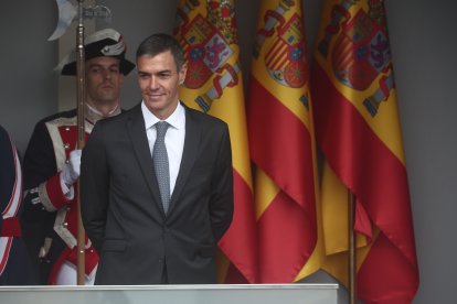El presidente del Gobierno, Pedro Sánchez, durante el acto solemne de homenaje a la bandera nacional y desfile militar por el 12 de octubre, Día de la Hispanidad.