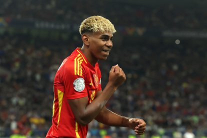 STUTTGART, GERMANY - JUNE 05: Lamine Yamal of Spain reacts during the UEFA Nations League 2025 semifinal match between Spain and France at Stuttgart Arena on June 05, 2025 in Stuttgart, Germany. (Photo by Alexander Hassenstein/Getty Images)
