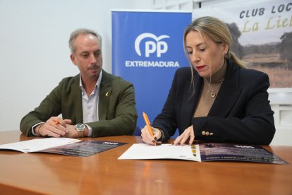 La presidenta de la Junta de Extremadura María Guardiola, firmando el pacto por la caza