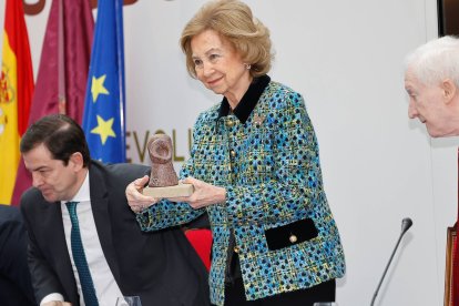 Serenidad, elegancia y compromiso institucional: la Reina Sofía presidió la ceremonia junto a autoridades y científicos