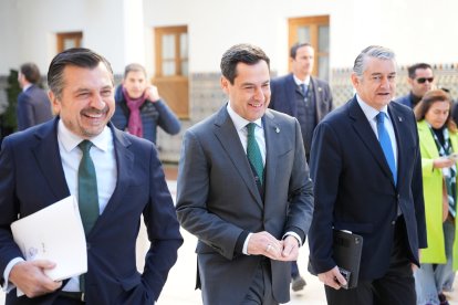 El presidente de la Junta de Andalucía, Juanma Moreno, junto al portavoz del Grupo Parlamentario Popular, Toni Martín, y el consejero de Sanidad, Antonio Sanz.