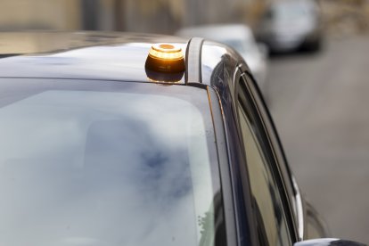 Baliza V16 de emergencia para vehículos, a 21 de noviembre de 2025, en Madrid (España). La baliza V16 conectada será obligatoria a partir del 1 de enero de 2026 para señalizar averías o situaciones de emergencia en carretera, en sustitución de los triángu.