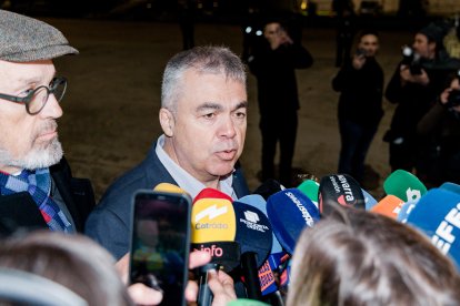 (Foto de ARCHIVO)
El exsecretario de organización del PSOE, Santos Cerdán (d), junto a su abogado Jacobo Teijelo (i) atiende a los medios a su salida de la prisión de Soto del Real, a 19 de noviembre de 2025, en Soto del Real, Madrid (España). El instructor del ‘caso Koldo’ en el Tribunal Supremo (TS), Leopoldo Puente, ha puesto en libertad a Cerdán tras 4 meses y 20 días en prisión provisional por su presunto “papel principal” en la trama de adjudicación de obra pública a cambio de comisiones que se investiga en el caso, pero le han impuesto medidas cautelares –prohibición de salida del país y firma quincenal en sede judicial– ante los fuertes indicios en su contra.

Carlos Luján / Europa Press
19 NOVIEMBRE 2025;CERDÁN;CÁRCEL;LIBERTAD;CASO KOLDO;CENTRO PENITENCIARIO
19/11/2025