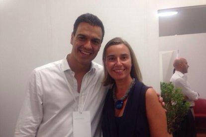 Pedro Sánchez con la ex jefa diplomática de la Unión Europea, Federica Mogherini