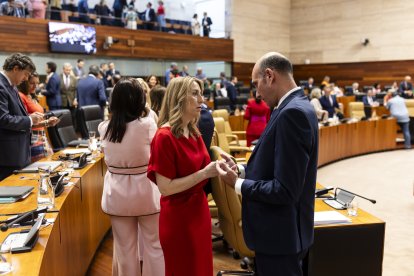 La presidenta de la Junta de Extremadura, María Guardiola y el portavoz del Partido Popular de Extremadura, José Ángel Sánchez Juliá