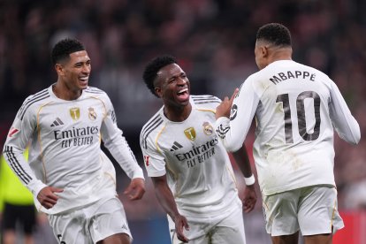 BILBAO, SPAIN - DECEMBER 03: Kylian Mbappe of Real Madrid celebrates scoring his team's third goal with teammates Vinicius Junior and Jude Bellingham during the LaLiga EA Sports match between Athletic Club and Real Madrid CF at Estadio de San Mames on December 03, 2025 in Bilbao, Spain. (Photo by Juan Manuel Serrano Arce/Getty Images)