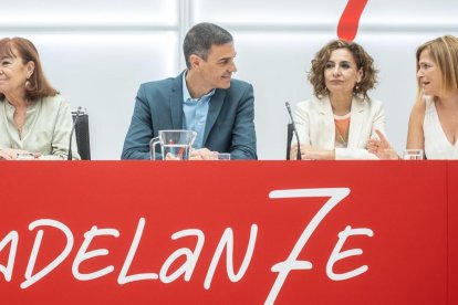 Pedro Sánchez con Cristina Narbona, María Jesús Montero y Pilar Bernabé en la ejecutiva del PSOE