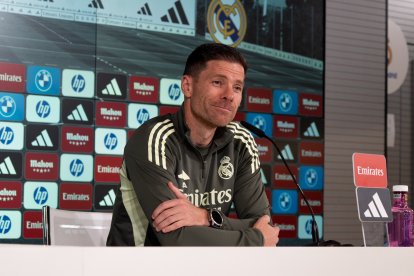 Xabi responde a la prensa en la sala de prensa de Valdebebas