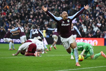 BIRMINGHAM, ENGLAND - DECEMBER 06: Donyell Malen of Aston Villa celebrates his team's second goal scored by teammate Emi Buendia (not pictured) as Arsenal players looks dejected during the Premier League match between Aston Villa and Arsenal at Villa Park on December 06, 2025 in Birmingham, England. (Photo by Shaun Botterill/Getty Images)