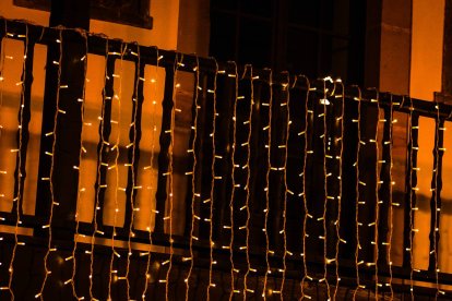 Las guirnaldas luminosas que sobresalen de la barandilla pueden vulnerar la Ley de Propiedad Horizontal si alteran la estética de la fachada