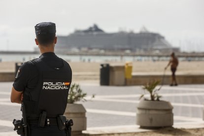 Imagen archivo Policía Nacional en el paseo de la Malvarrosa, Valencia