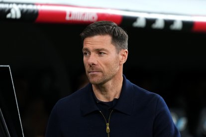 MADRID, SPAIN - DECEMBER 07:  Xabi Alonso, Head Coach of Real Madrid, looks on prior to the LaLiga EA Sports match between Real Madrid CF and RC Celta de Vigo at Estadio Santiago Bernabeu on December 07, 2025 in Madrid, Spain. (Photo by Angel Martinez/Getty Images)