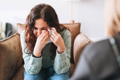 Llorar en contextos de apoyo emocional puede ser una forma saludable de liberar tensión, según expertos vinculados a Harvard.
