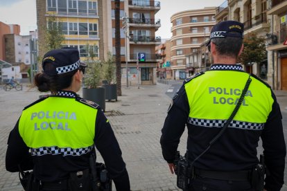 Dos agentes de la Policía Local de Torrent patrullan por el centro de la ciudad.