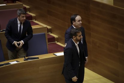 El expresident de la Generalitat, Carlos Mazón, el nuevo president de la Generalitat, Juanfran Pérez Llorca y el portavoz del PSPV-PSOE en Les Corts, José Muñoz tras el pleno de investidura