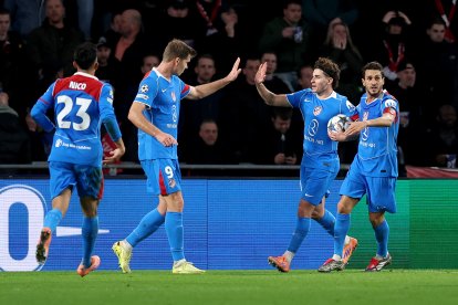 EINDHOVEN, NETHERLANDS - DECEMBER 09: Julian Alvarez of Atletico de Madrid celebrates scoring his team's first goal with teammates during the UEFA Champions League 2025/26 League Phase MD6 match between PSV Eindhoven and Atletico de Madrid at PSV Stadion on December 09, 2025 in Eindhoven, Netherlands. (Photo by Lars Baron/Getty Images)