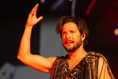 El cantante, Manuel Carrasco durante un concierto en el estadio de La Cartuja de Sevilla.