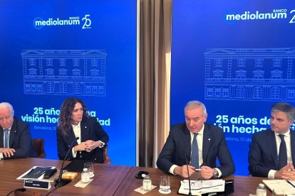 El presidente de Banco Mediolanum, Carlos Tusquets; la vicepresidenta, Sara Doris; el consejero delegado, Luca Bosisio, y el director comercial, Juan Massana, en rueda de prensa en la entidad en Barcelnoa (Cataluña, España) el 10 de diciembre de 2025.
EUROPA PRESS
10/12/2025
